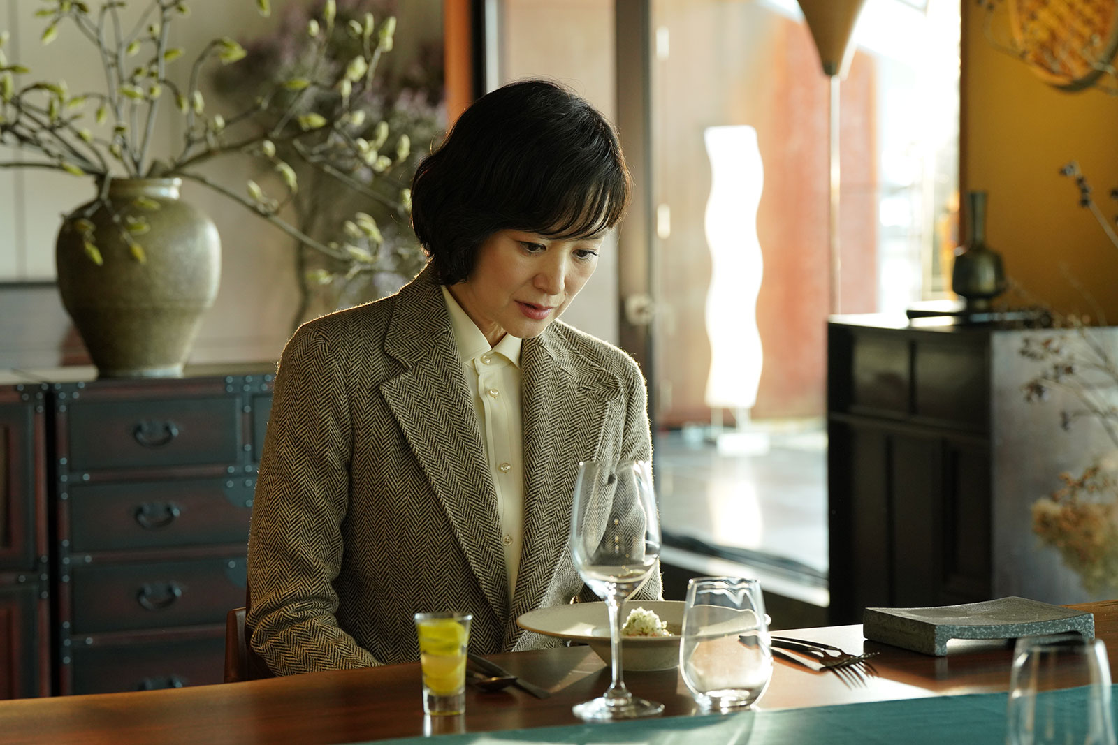場面写真:早見倫子、料理をみつめて…
